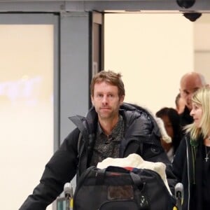 Grégory Boudou, le frère de Laeticia - Laeticia Hallyday arrive en famille avec ses filles et sa mère à l'aéroport Roissy CDG le 19 novembre 2019.