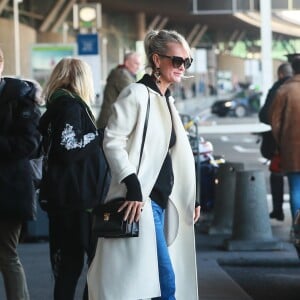 Laeticia Hallyday - Laeticia Hallyday arrive en famille avec ses filles et sa mère à l'aéroport Roissy CDG le 19 novembre 2019.