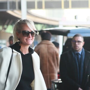 Laeticia Hallyday - Laeticia Hallyday arrive en famille avec ses filles et sa mère à l'aéroport Roissy CDG le 19 novembre 2019.