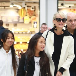 Françoise Thibaut, la mère de Laeticia Hallyday, Jade, Jimmy Reffas, Joy, Laeticia Hallyday - Laeticia Hallyday arrive en famille avec ses filles et sa mère à l'aéroport Roissy CDG le 19 novembre 2019.