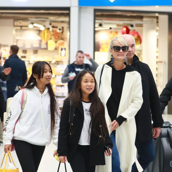 Françoise Thibaut, la mère de Laeticia Hallyday, Jade, Jimmy Reffas, Joy, Laeticia Hallyday - Laeticia Hallyday arrive en famille avec ses filles et sa mère à l'aéroport Roissy CDG le 19 novembre 2019.