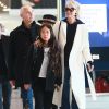 Laeticia Hallyday, sa fille Joy - Laeticia Hallyday arrive en famille avec ses filles et sa mère à l'aéroport Roissy CDG le 19 novembre 2019.