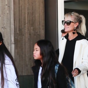 Laeticia Hallyday, ses filles Jade et Joy - Laeticia Hallyday arrive en famille avec ses filles et sa mère à l'aéroport Roissy CDG le 19 novembre 2019.