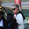 Laeticia Hallyday, ses filles Jade et Joy - Laeticia Hallyday arrive en famille avec ses filles et sa mère à l'aéroport Roissy CDG le 19 novembre 2019.