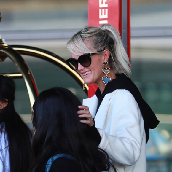 Laeticia Hallyday, ses filles Jade et Joy - Laeticia Hallyday arrive en famille avec ses filles et sa mère à l'aéroport Roissy CDG le 19 novembre 2019.