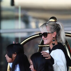 Laeticia Hallyday, ses filles Jade et Joy - Laeticia Hallyday arrive en famille avec ses filles et sa mère à l'aéroport Roissy CDG le 19 novembre 2019.