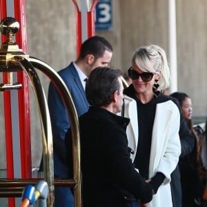 Laeticia Hallyday arrive en famille avec ses filles et sa mère à l'aéroport Roissy CDG le 19 novembre 2019.