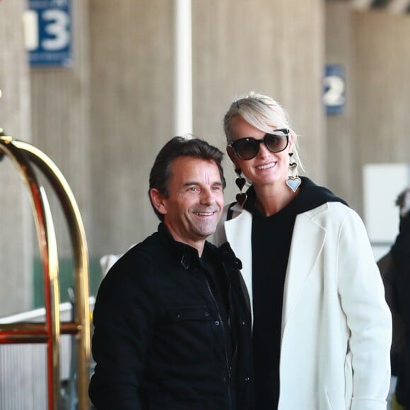 Laeticia Hallyday, Jimmy Reffas - Laeticia Hallyday arrive en famille avec ses filles et sa mère à l'aéroport Roissy CDG le 19 novembre 2019.