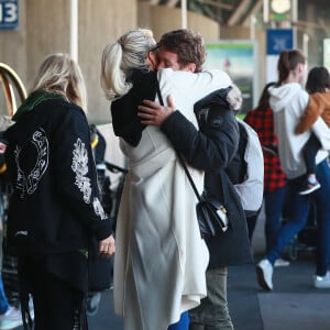 Laeticia Hallyday, Grégory Boudou, le frère de Laeticia - Laeticia Hallyday arrive en famille avec ses filles et sa mère à l'aéroport Roissy CDG le 19 novembre 2019.