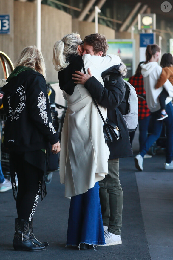 Laeticia Hallyday, Grégory Boudou, le frère de Laeticia - Laeticia Hallyday arrive en famille avec ses filles et sa mère à l'aéroport Roissy CDG le 19 novembre 2019.