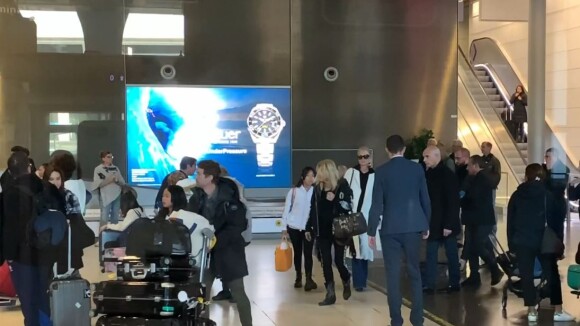 Exclusif  - Laeticia Hally arrive en famille à l'aéroport Roissy CDG le 19 novembre 2019. Elle est avec ses filles Jade et Joy, sa mère Françoise Thibault et son frère Grégory Boudou.
