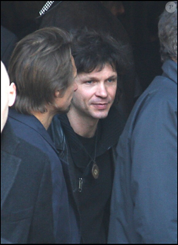 BERTRAND CANTAT - OBSEQUES DE ALAIN BASHUNG EN L' EGLISE SAINT GERMAIN DES PRES 20/03/2009 - PARIS