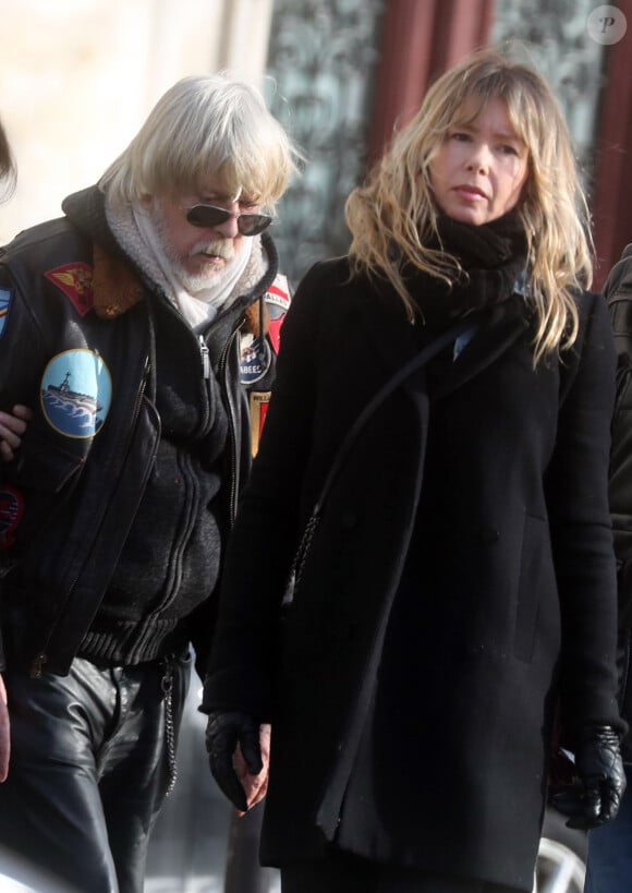 Le chanteur Renaud et son ex-femme Romane Serda - Obsèques de Thierry Séchan frère du chanteur Renaud) au cimetière du Montparnasse à Paris le 16 janvier 2019. Après une cérémonie au temple protestant Port Royal, la famille de T. Séchan s'est retrouvée dans un immeuble avant de se rendre au cimetière du Montparnasse.