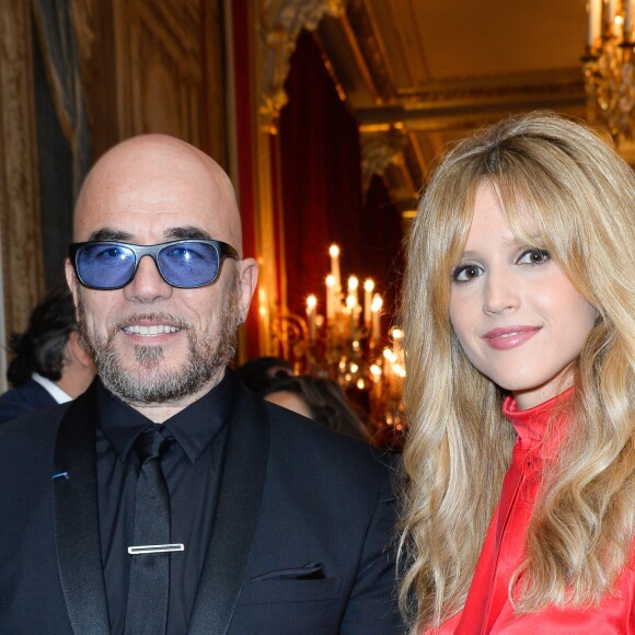 Pascal Obispo et sa femme Julie Hantson lors de l'élévation de L. Renaud au rang de grand-croix de l'ordre national du Mérite, au Palais de l'Elysée à Paris, le 23 mars 2017. © Guirec Coadic/Bestimage