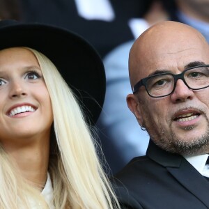 Pascal Obispo et sa femme Julie Hantson - People au match de football PSG-Toulouse au parc des princes le 7 novembre 2015. Victoire du PSG 5 à 0.