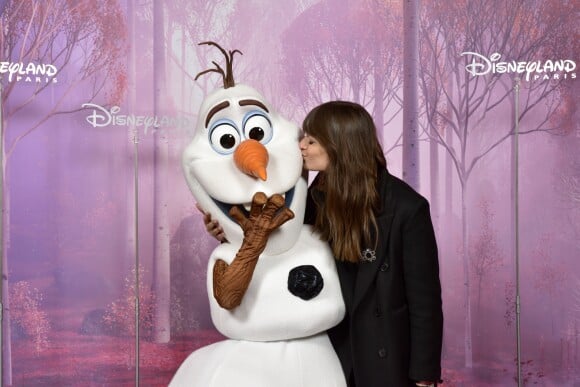 Clara Luciani lors du lancement des nouvelles attractions au parc Disneyland à Paris le 16 novembre 2019 © Disney via Bestimage