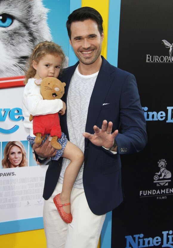 Brett Dalton et sa fille Sylvia lors de la première du film "Nines Lives" au cinéma Chinese à Los Angeles, le 1er août 2016.