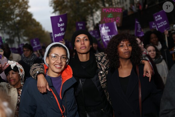 Amanda Hezberg et Sonia Rolland lors de la marche contre les violences sexistes et sexuelles (marche organisée par le collectif NousToutes) de place de l'Opéra jusqu'à la place de la Nation à Paris le 23 Novembre 2019 © Cyril Moreau / Bestimage
