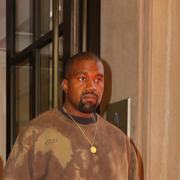 Kim Kardashian et son mari Kanye West main dans la main à la sortie de leur hôtel le lendemain de la soirée du Met Gala à New York, le 7 mai 2019.