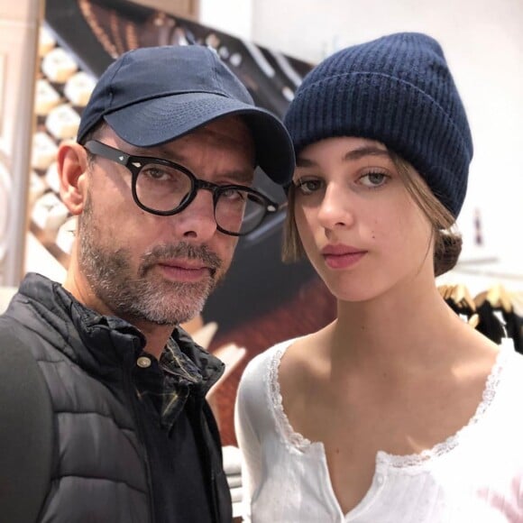 Maurice Barthélemy pose avec sa fille Tess, née de sa relation avec Judith Godrèche. Photo publiée sur Instagram le 26 novembre 2019.