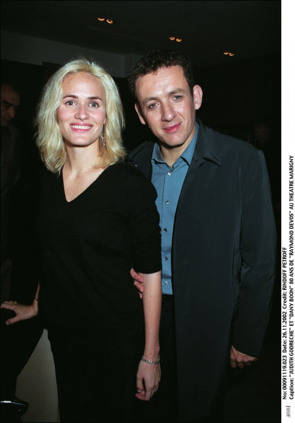 Judith Godrèche et Dany Boon lors des 80 ans de Raymond Devos au théâtre Marigny, à Paris, le 26 novembre 2002.
