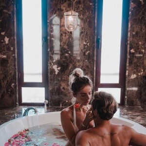 Hillary des Ch'tis est désormais fiancée à Giovanni Bonamy, sur Instagram, le 7 novembre 2019.