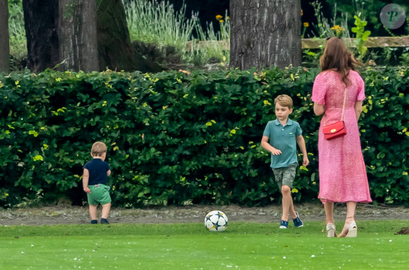 Kate Middleton, duchesse de Cambridge avec ses enfants, le prince George de Cambridge et le prince Louis de Cambridge lors d'un match de polo de bienfaisance King Power Royal Charity Polo Day à Wokinghan, comté de Berkshire, Royaume Uni, le 10 juillet 2019.