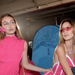 Gigi et Bella Hadid dans les coulisses du défilé Off-White™, collection prêt-à-porter printemps-été 2020 lors de la Fashion Week de Paris, le 26 septembre 2019. © Veeren-Clovis/Bestimage