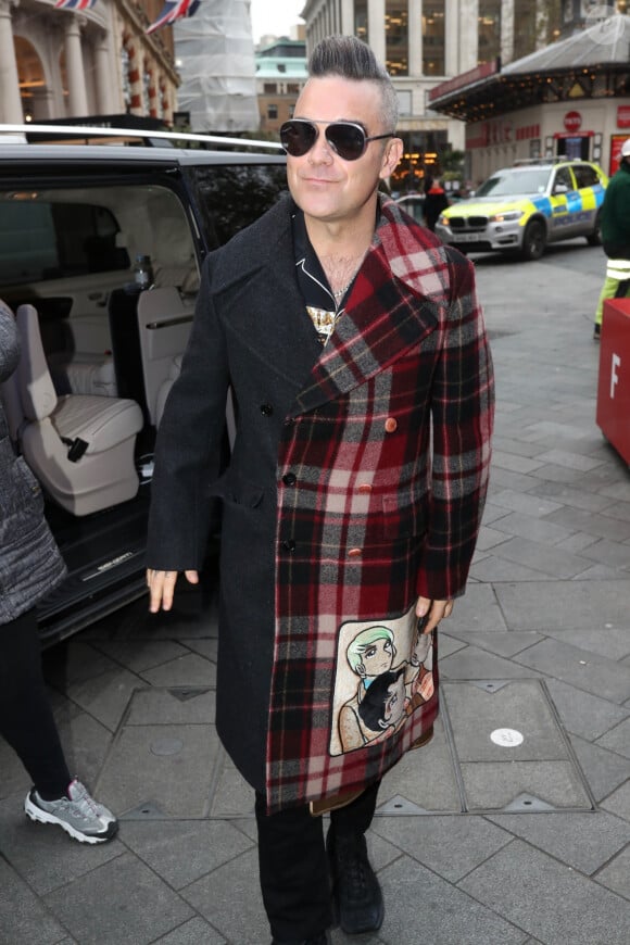 Robbie Williams arrive à Global Radio à Londres, le 20 novembre 2019