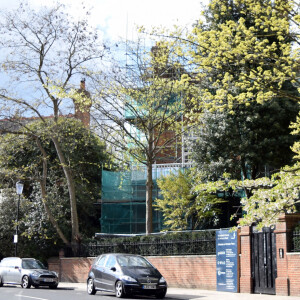 A gauche la maison de Jimmy Page et à droite la maison de Robbie Williams en plein travaux. Londres, juin 2016.