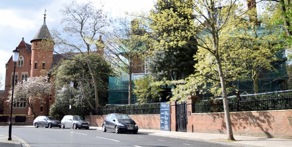 A gauche la maison de Jimmy Page et à droite la maison de Robbie Williams en plein travaux. Londres, juin 2016.