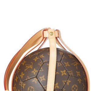 Le même ballon de collection Louis Vuitton de Rihanna, actuellement en vente au prix de 2698 euros sur le site www.whatgoesaroundnyc.com.