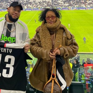 Rihanna et son frère Rorrey en tribunes du match de la Juventus contre l'Atletico Madrid, à Turin, le 26 novembre 2019.