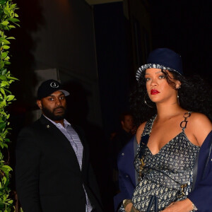 Exclusif - Rihanna en total look Dior est allée dîner au restaurant Giorgio Baldi avec sa meilleure amie à Santa Monica, Los Angeles, le 15 novembre 2019.