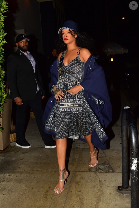 Exclusif - Rihanna en total look Dior est allée dîner au restaurant Giorgio Baldi avec sa meilleure amie à Santa Monica, Los Angeles, le 15 novembre 2019.