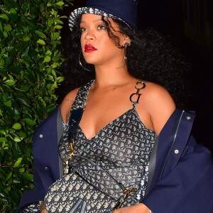 Exclusif - Rihanna en total look Dior est allée dîner au restaurant Giorgio Baldi avec sa meilleure amie à Santa Monica, Los Angeles, le 15 novembre 2019.