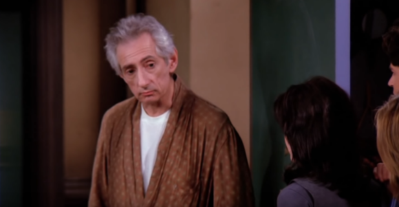Larry Hankin, interpréte de Mr Heckles, voisin irritant dans Friends (Saison 1).