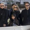 Laeticia Hallyday, ses filles Jade et Joy, Laura Smet et David Hallyday devant le cercueil de Johnny Hallyday - Arrivées des personnalités en l'église de La Madeleine pour les obsèques de Johnny Hallyday à Paris.