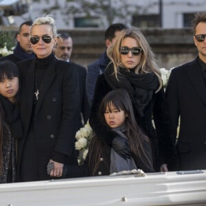 Laeticia Hallyday, ses filles Jade et Joy, Laura Smet et David Hallyday devant le cercueil de Johnny Hallyday - Arrivées des personnalités en l'église de La Madeleine pour les obsèques de Johnny Hallyday à Paris.