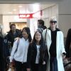 Laeticia Hallyday, avec ses filles Jade et Joy, arrive en famille avec ses filles et sa mère à l'aéroport Roissy CDG le 19 novembre 2019.