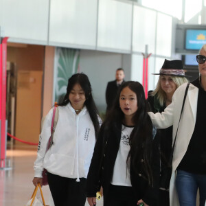 Jade, Joy, Françoise Thibaut, la mère de Laeticia Hallyday, Jimmy Refas - Laeticia Hallyday arrive en famille avec ses filles et sa mère à l'aéroport Roissy CDG le 19 novembre 2019.