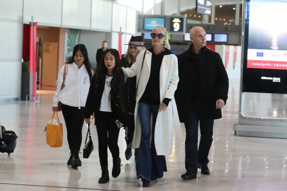 Jade, Joy, Françoise Thibaut, la mère de Laeticia Hallyday, Jimmy Refas - Laeticia Hallyday arrive en famille avec ses filles et sa mère à l'aéroport Roissy CDG le 19 novembre 2019.