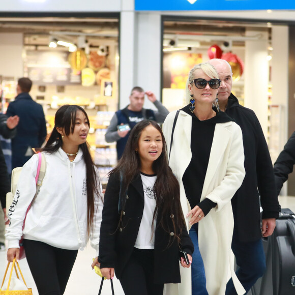 Françoise Thibaut, la mère de Laeticia Hallyday, Jade, Jimmy Refas, Joy, Laeticia Hallyday - Laeticia Hallyday arrive en famille avec ses filles et sa mère à l'aéroport Roissy CDG le 19 novembre 2019.