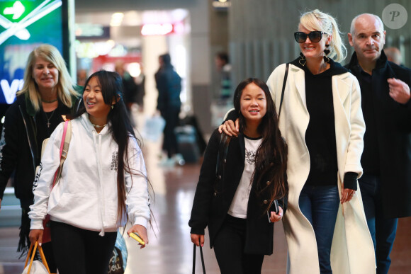 Françoise Thibaut, la mère de Laeticia Hallyday, Jade, Joy, Laeticia Hallyday, jimmy Refas - Laeticia Hallyday arrive en famille avec ses filles et sa mère à l'aéroport Roissy CDG le 19 novembre 2019.