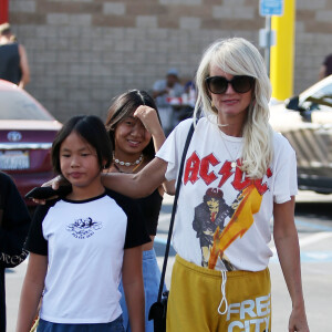 Laeticia Hallyday a déjeuné chez "In And Out Burger" avec ses filles Jade et Joy, son amie Hortense d'Estève et ses filles Romy et Nina avant d'aller les déposer à l'aéroport LAX de Los Angeles.  Le 2 novembre 2019.