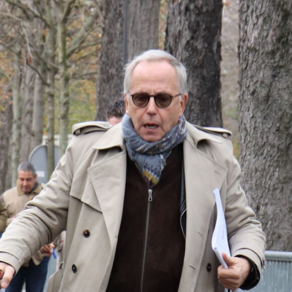 Fabrice Luchini et son chien - Arrivées des people à l'enregistrement de l'émission ' Vivement Dimanche ' au studio Gabriel à Paris le 13 novembre 2019.