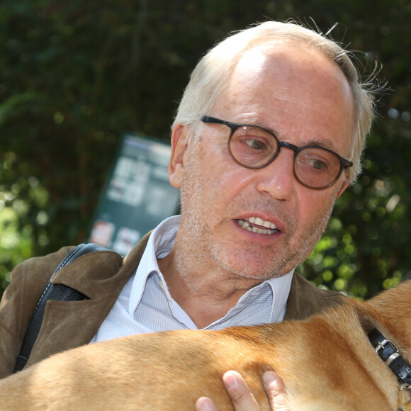 Fabrice Luchini et sa chienne shibuya - Arrivées à l'enregistrement de l'émission TV "Vivement Dimanche prochain" à Paris, le 14 septembre 2016