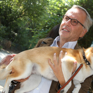 Fabrice Luchini et sa chienne shibuya - Arrivées à l'enregistrement de l'émission TV "Vivement Dimanche prochain" à Paris, le 14 septembre 2016