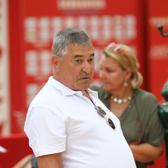 Jean-Marie Bigard lors du trophée de pétanque "Sénéquier 209" sur la place des Lices à Saint-Tropez, Côte d'Azur, France, le 22 août 2019. Une place provençale typique, de la pétanque, des people, voici le cadre prometteur du trophée Sénéquier, le célèbre café de Saint-Tropez, organisé avec le concours de la Ville. Cet évènement réunit les meilleurs joueurs mondiaux.