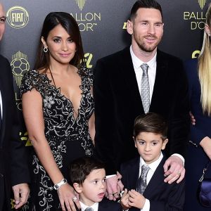 Lionel Messi avec sa femme Antonalla Roccuzzo et leurs fils, Thiago et Mateo - Cérémonie du Ballon d'Or 2019 à Paris le 2 décembre 2019. © JB Autissier/Panoramic/Bestimage